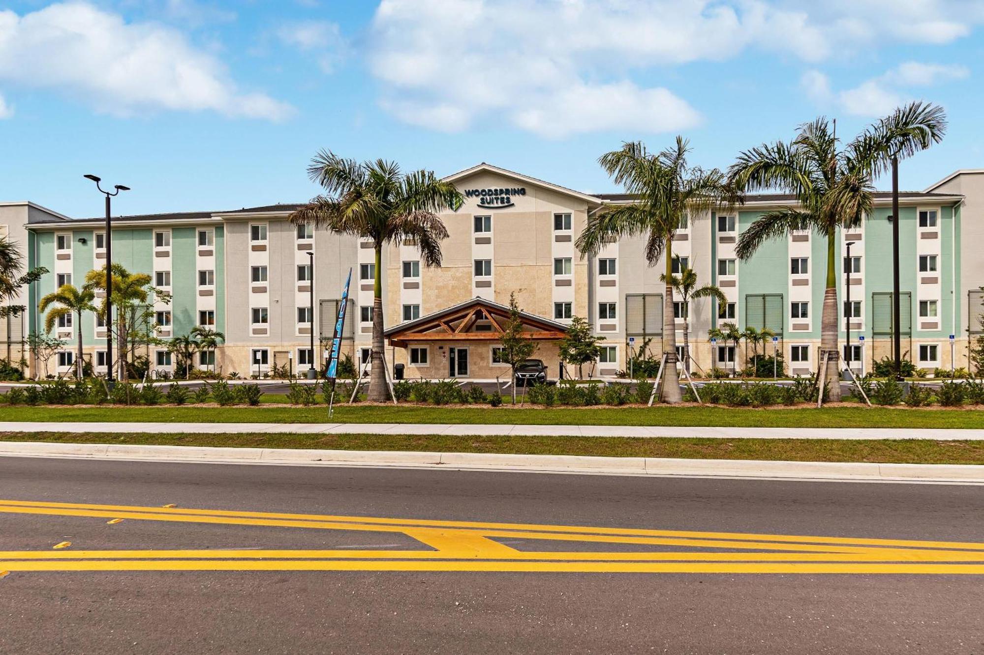 Woodspring Suites Naples Golden Gate Exterior foto