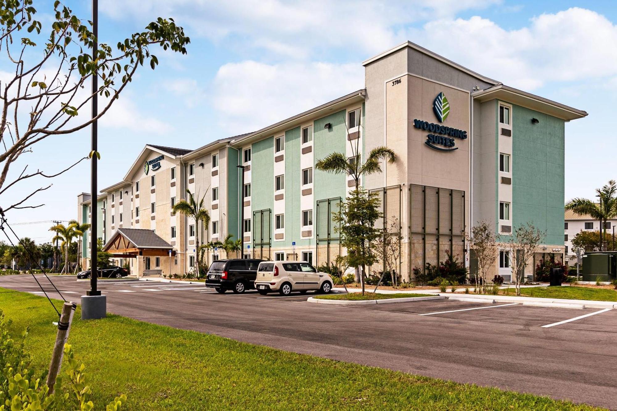 Woodspring Suites Naples Golden Gate Exterior foto